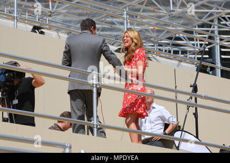 Cat Deeley dans une jolie robe à fleurs, se présentant avec la quête de Richard hôte télévision CNN sur la nouvelle media stands pour le prochain mariage royal en face de l'abbaye de Westminster le 22 avril 2011 Banque D'Images