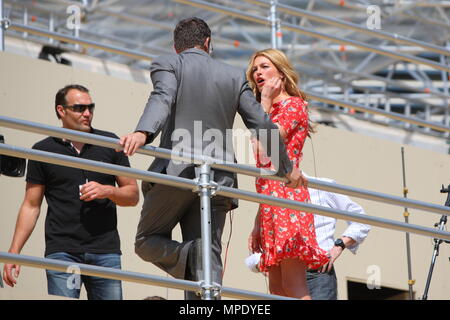 Cat Deeley dans une jolie robe à fleurs, se présentant avec la quête de Richard hôte télévision CNN sur la nouvelle media stands pour le prochain mariage royal en face de l'abbaye de Westminster le 22 avril 2011 Banque D'Images