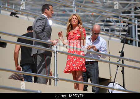 Cat Deeley dans une jolie robe à fleurs, se présentant avec la quête de Richard hôte télévision CNN sur la nouvelle media stands pour le prochain mariage royal en face de l'abbaye de Westminster le 22 avril 2011 Banque D'Images