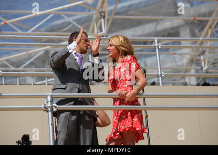 Cat Deeley dans une jolie robe à fleurs, se présentant avec la quête de Richard hôte télévision CNN sur la nouvelle media stands pour le prochain mariage royal en face de l'abbaye de Westminster le 22 avril 2011 Banque D'Images