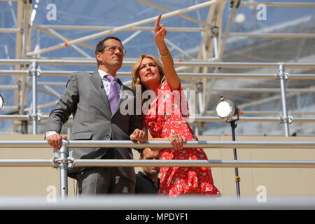 Cat Deeley dans une jolie robe à fleurs, se présentant avec la quête de Richard hôte télévision CNN sur la nouvelle media stands pour le prochain mariage royal en face de l'abbaye de Westminster le 22 avril 2011 Banque D'Images