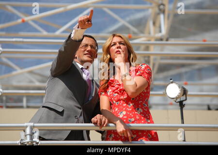 Cat Deeley dans une jolie robe à fleurs, se présentant avec la quête de Richard hôte télévision CNN sur la nouvelle media stands pour le prochain mariage royal en face de l'abbaye de Westminster le 22 avril 2011 Banque D'Images