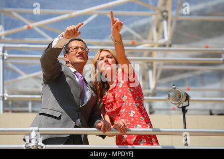 Cat Deeley dans une jolie robe à fleurs, se présentant avec la quête de Richard hôte télévision CNN sur la nouvelle media stands pour le prochain mariage royal en face de l'abbaye de Westminster le 22 avril 2011 Banque D'Images