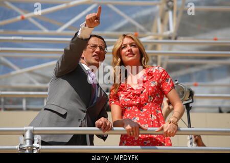 Cat Deeley dans une jolie robe à fleurs, se présentant avec la quête de Richard hôte télévision CNN sur la nouvelle media stands pour le prochain mariage royal en face de l'abbaye de Westminster le 22 avril 2011 Banque D'Images