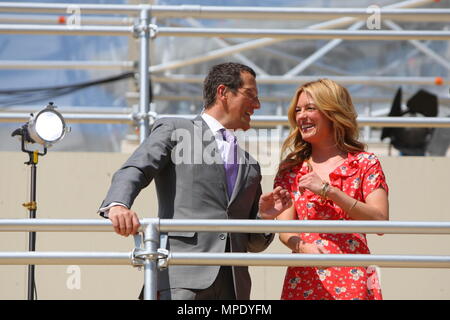 Cat Deeley dans une jolie robe à fleurs, se présentant avec la quête de Richard hôte télévision CNN sur la nouvelle media stands pour le prochain mariage royal en face de l'abbaye de Westminster le 22 avril 2011 Banque D'Images