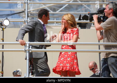 Cat Deeley dans une jolie robe à fleurs, se présentant avec la quête de Richard hôte télévision CNN sur la nouvelle media stands pour le prochain mariage royal en face de l'abbaye de Westminster le 22 avril 2011 Banque D'Images