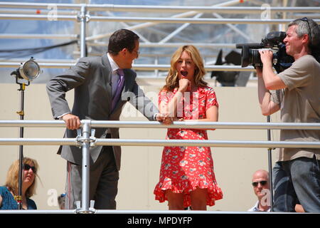 Cat Deeley dans une jolie robe à fleurs, se présentant avec la quête de Richard hôte télévision CNN sur la nouvelle media stands pour le prochain mariage royal en face de l'abbaye de Westminster le 22 avril 2011 Banque D'Images