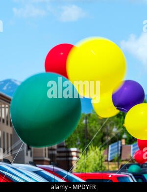 Flou de mouvement pan ; ; vue de ballons colorés ; vent ; automobile ; concessionnaire ; Salida Colorado ; USA Banque D'Images