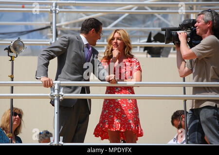 Cat Deeley dans une jolie robe à fleurs, se présentant avec la quête de Richard hôte télévision CNN sur la nouvelle media stands pour le prochain mariage royal en face de l'abbaye de Westminster le 22 avril 2011 Banque D'Images