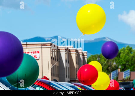 Flou de mouvement pan ; ; vue de ballons colorés ; vent ; automobile ; concessionnaire ; Salida Colorado ; USA Banque D'Images