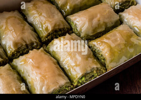 Baklava turc à la pistache dans la boîte (dessert avec un sorbet) Banque D'Images