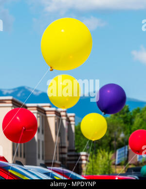 Flou de mouvement pan ; ; vue de ballons colorés ; vent ; automobile ; concessionnaire ; Salida Colorado ; USA Banque D'Images