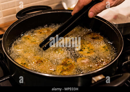 Falafels de pois chiches en friture sont à pan cuisine Banque D'Images