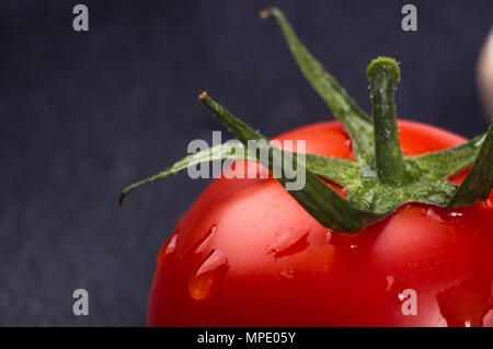 Tomates mûres fraîches sur fond noir, macro photo Banque D'Images