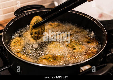 Falafels de pois chiches en friture sont à pan cuisine Banque D'Images
