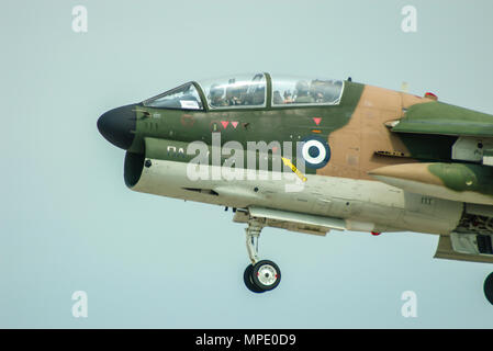 Greek Hellenic Air Force Ling Temco Vought TA-7C Corsair II avion de chasse à réaction. Atterrissage. HAF. Force aérienne de Grèce. Version de formation de L'A-7 Corsair II Banque D'Images