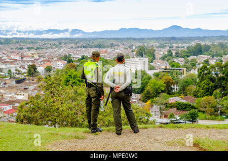 POPAYAN, COLOMBIE - février 06, 2018 : vue extérieure de personnes non identifiées de la police en uniforme et de profiter de la vue de la ville de Popayan, est au centre du département de Cauca Banque D'Images