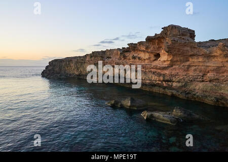 Vue panoramique sur les falaises de Punta de sa Pedrera au crépuscule dans le parc naturel de ses Salines (Formentera, Iles Baléares, Mer méditerranée, Espagne) Banque D'Images