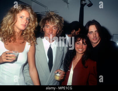 SANTA MONICA, CA - 31 janvier : (L-R) Modèle Rachel Hunter, le chanteur Rod Stewart, la chanteuse Susanna Hoffs des Bangles et acteur Donovan Leitch assister Pollack Media Group, Huitième Congrès annuel de la radio et de la musique conférence du 31 janvier 1991 au Musée de l'aviation à Santa Monica, en Californie. Photo de Barry King/Alamy Stock Photo Banque D'Images