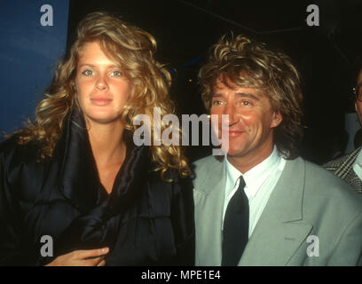 SANTA MONICA, CA - 31 janvier : (L-R) Modèle Rachel Hunter et le chanteur Rod Stewart assister Pollack Media Group, Huitième Congrès annuel de la radio et de la musique conférence du 31 janvier 1991 au Musée de l'aviation à Santa Monica, en Californie. Photo de Barry King/Alamy Stock Photo Banque D'Images