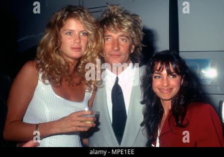 SANTA MONICA, CA - 31 janvier : (L-R) Modèle Rachel Hunter, le chanteur Rod Stewart et la chanteuse Susanna Hoffs des Bangles assister Pollack Media Group, Huitième Congrès annuel de la radio et de la musique conférence du 31 janvier 1991 au Musée de l'aviation à Santa Monica, en Californie. Photo de Barry King/Alamy Stock Photo Banque D'Images