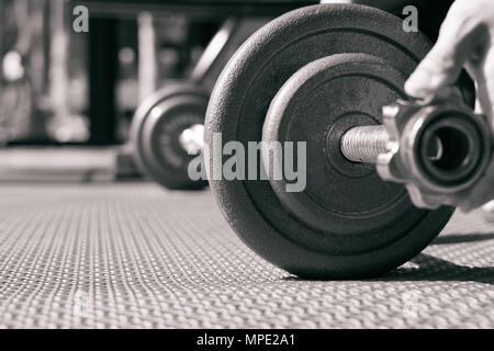 L'haltère barbell en acier dans une salle de sport musclebuilding image en noir et blanc, de la vie et de la condition physique avec copie espace concept Banque D'Images