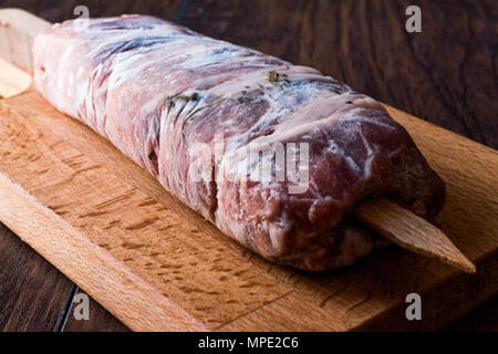 La viande d'agneau congelées avec des brochettes en bois. Produit de viande. Banque D'Images