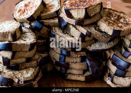 Pile de l'aubergine frite sur la surface en bois. L'alimentation biologique. Banque D'Images