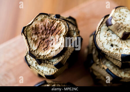 Pile de l'aubergine frite sur la surface en bois. L'alimentation biologique. Banque D'Images