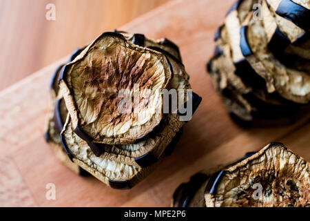 Pile de l'aubergine frite sur la surface en bois. L'alimentation biologique. Banque D'Images