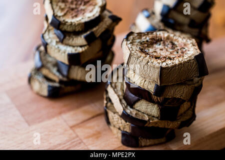 Pile de l'aubergine frite sur la surface en bois. L'alimentation biologique. Banque D'Images