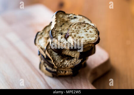 Pile de l'aubergine frite sur la surface en bois. L'alimentation biologique. Banque D'Images