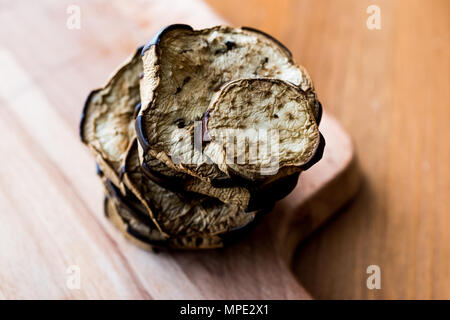 Pile de l'aubergine frite sur la surface en bois. L'alimentation biologique. Banque D'Images