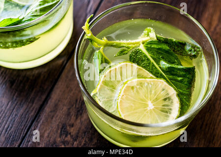 Vert rafraîchissant cocktail citron amer avec les feuilles de menthe et citron vert. Concept de boisson. Banque D'Images