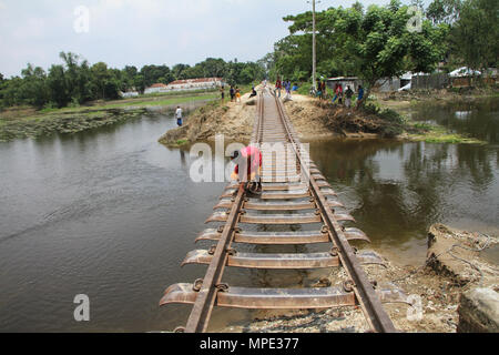 Le Bangladesh. Les personnes touchées par les inondations au Bangladesh. Le Bangladesh a subi une inondation chaque année à cause de la pluie de mousson dévastatrice, flash-inondation et augmentation de la température mondiale comme la fonte des neiges de l'Himalaya. Des millions de personnes sont touchées et de nombreux tués lors de l'inondation dans ce pays. Les gens souffrent de pénuries alimentaires, eau potable pure, de maladies et beaucoup d'entre eux la perte de leurs maisons, le bétail, les cultures et ils passent par la situation catastrophique pendant et après les inondations. © Asad Rehman/Alamy Stock Photo Banque D'Images