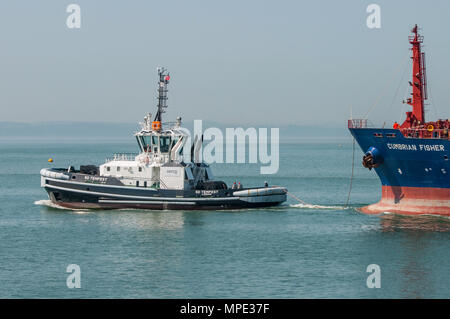 Remorqueur Tempest SD avec une remorque attachée à la citerne de Cumbrie MV Fisher à Portsmouth, Royaume-Uni le 21 mai 2018. Banque D'Images