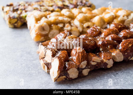 Les barres bio aux amandes, arachides et noix avec du miel Pas de glucose. Barre d'énergie. Banque D'Images