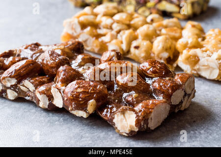 Les barres bio aux amandes, arachides et noix avec du miel Pas de glucose. Barre d'énergie. Banque D'Images