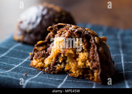 Mordu au chocolat et au caramel Gâteau à billes avec le châtaignier (Dessert) inachevé. Le fast food. Banque D'Images