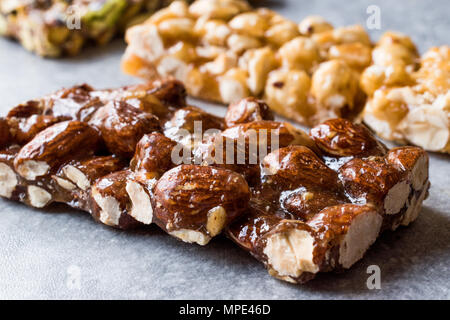 Les barres bio aux amandes, arachides et noix avec du miel Pas de glucose. Barre d'énergie. Banque D'Images