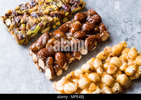 Les barres bio aux amandes, arachides et noix avec du miel Pas de glucose. Barre d'énergie. Banque D'Images