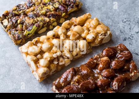 Les barres bio aux amandes, arachides et noix avec du miel Pas de glucose. Barre d'énergie. Banque D'Images