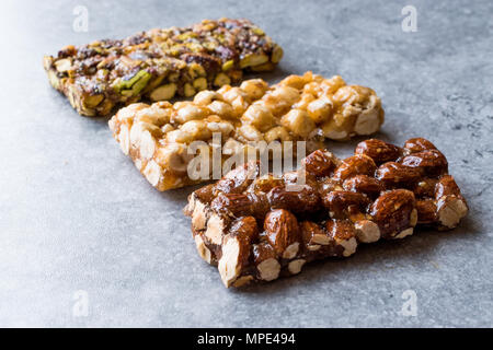 Les barres bio aux amandes, arachides et noix avec du miel Pas de glucose. Barre d'énergie. Banque D'Images