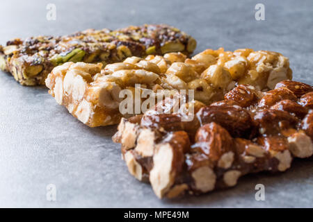 Les barres bio aux amandes, arachides et noix avec du miel Pas de glucose. Barre d'énergie. Banque D'Images