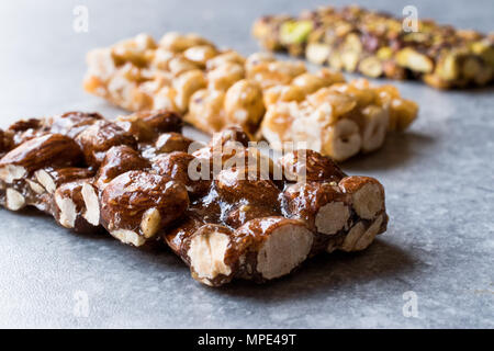 Les barres bio aux amandes, arachides et noix avec du miel Pas de glucose. Barre d'énergie. Banque D'Images