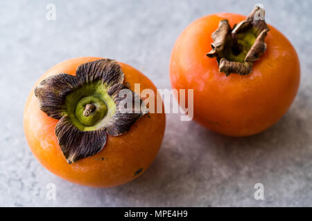 Fruits frais mûrs kakis prêt à manger. L'alimentation biologique. Banque D'Images