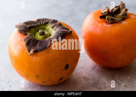 Fruits frais mûrs kakis prêt à manger. L'alimentation biologique. Banque D'Images