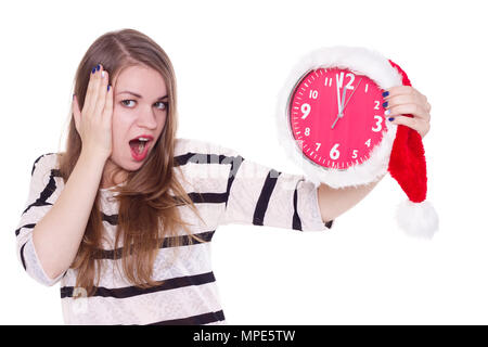 Young woman in santa hat avec horloge isolé sur fond blanc Banque D'Images