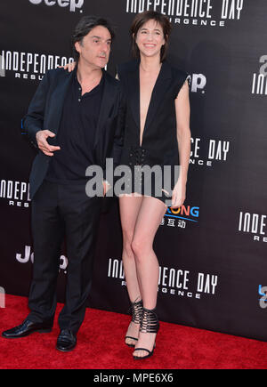 Charlotte Gainsbourg, Yvan Attal à la première de la 20th Century Fox's 'Independence Day : résurgence" au théâtre chinois de Grauman le 20 juin 2016 à Hollywood, CACharlotte Gainsbourg, Yvan Attal événement dans la vie d'Hollywood, Californie - Red Carpet Event, USA, Cinéma, Célébrités, photographie, Bestof, Arts, Culture et divertissement, Célébrités, Mode Topix Meilleur de Hollywood, la vie, événement dans la vie d'Hollywood, Californie - Tapis rouge et en backstage, cinéma, télévision, Célébrités célébrités Musique, Arts, Culture et divertissement, vertical, une seule personne, la photographie, l'enquête tsuni@Gamma-USA. Banque D'Images