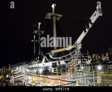 170208-N-NZ935-011 BOSTON (fév. 08, 2017) l'USS Constitution se trouve en cale sèche au chantier naval de la Marine de Charlestown. La frégate est le plus ancien navire de guerre des mondes commandé à flot. C'est à la fin d'une période de deux ans. (U.S. Photo par marine Spécialiste de la communication de masse 1re classe Joshua Hammond/libérés) Banque D'Images